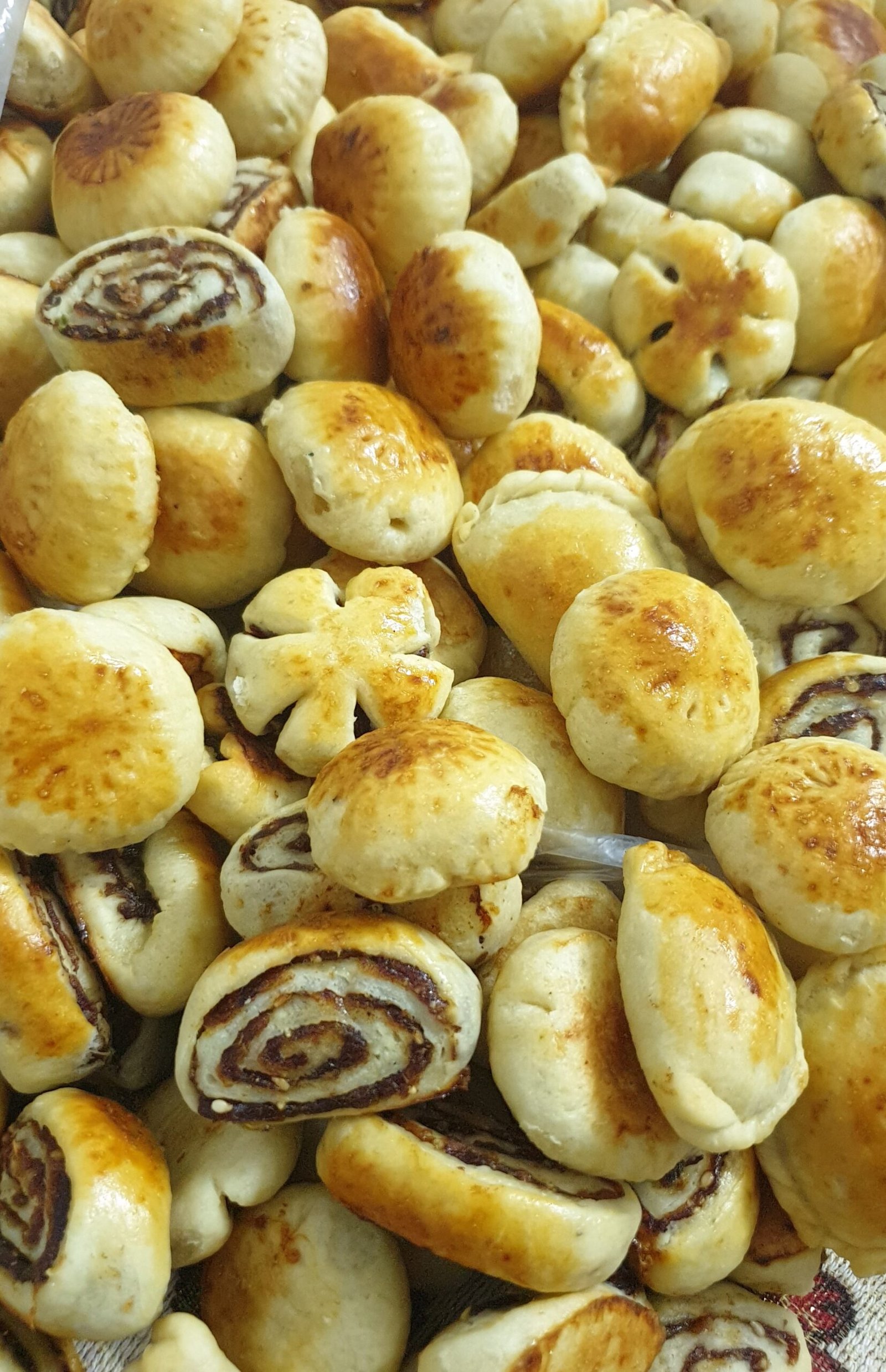 Chai and kleicha served together